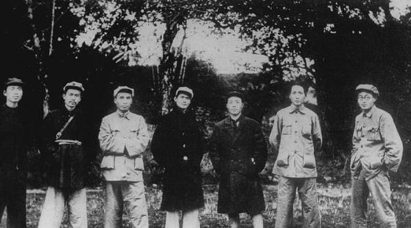 1931年11月中共蘇區中央局委員合影，依次為顧作霖、任弼時、朱德、鄧發、項英、毛澤東、王稼祥。(16:9)