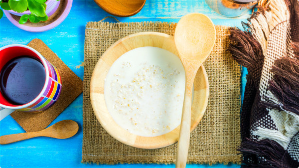 早餐用牛奶冲泡燕麦粥，摄入的维生素D会更多。