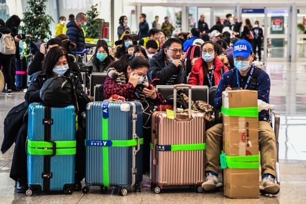 2020年1月31日，在義大利羅馬Fiumicino機場的候機樓等候登機的乘客，由於疫情影響許多航空公司停止或減少了飛往中國的航班。