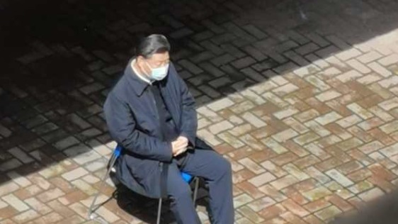 习近平3月10日视察武汉，一张罕有“独坐一旁”照片曝光。