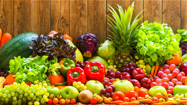 膳食纤维主要存在于新鲜的蔬菜和水果中，平时应该多加摄取。