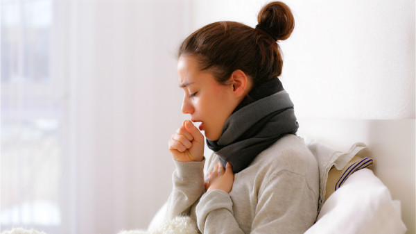 中共肺炎病毒幾乎沒有流鼻水，大多數是不帶痰的咳嗽。
