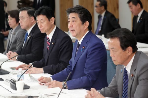 2020年3月10日，日本首相安倍晉三在東京辦公室舉行的經濟和財政政策委員會會議上發表講話。