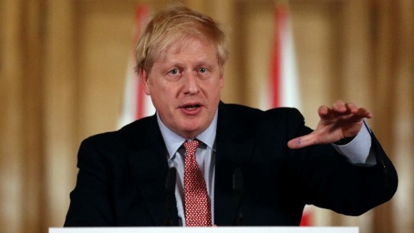 英国首相约翰逊表示，因应北京实施“港版国安法”，将会向持有BNO护照的港人提供成为英国公民的途径。（图片来源：Simon Dawson-WPA Pool/Getty Images）
