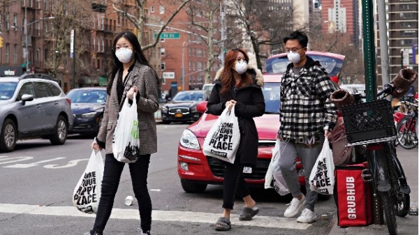 3月16日，幾名華人戴著口罩走出紐約某地鐵站