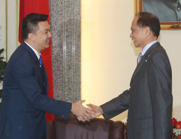 立法院长游锡堃19日接见新加坡驻台北商务办事处代表叶伟杰等一行。