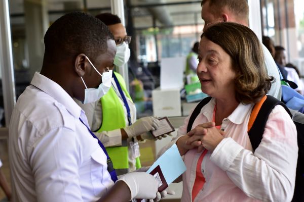 2020年2月28日，为有效控制冠状病毒的传播，坦桑尼亚卫生部的工作人员对乞力马扎罗国际机场（KIA）的外国旅客进行检查。
