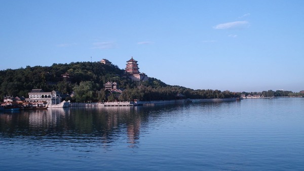 北京頤和園昆明湖，日前出現第四次漲潮。