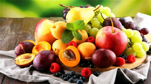 多吃一些新鮮蔬果，例如梨、葡萄、柑橘等。