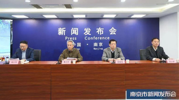 3月19日，中共南京市委市政府舉行新聞發布會，前來參會官員戴著口罩相繼入場，落座後，隨即當著一大屋子媒體記者的面，取下口罩。