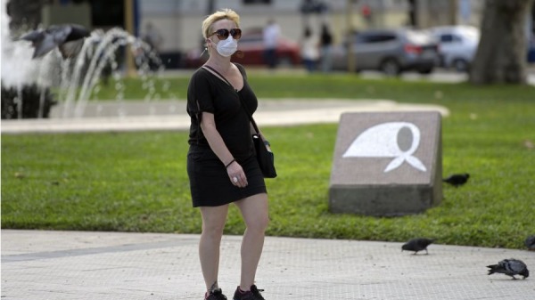 2020年3月19日，阿根廷首都布宜诺斯艾利斯在中共肺炎爆发期间，一名游客戴着口罩，在布宜诺斯艾利斯的梅奥广场上行走