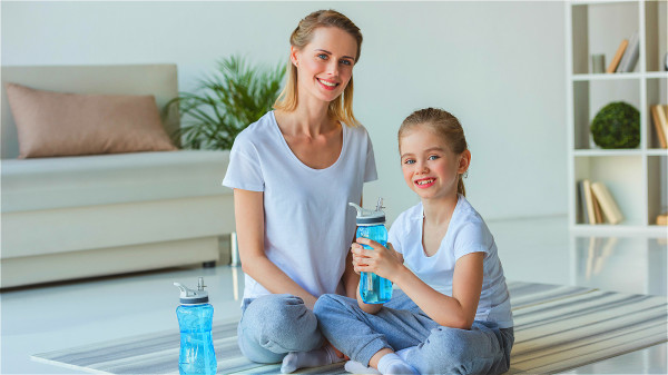 饮用白开水可以帮助排除身体内的毒素。
