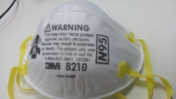 中共肺炎疫情當前，美國因N95口罩槓上製造商3M。白宮貿易顧問納瓦羅批評3M應停止「抱怨」，趕快生產口罩賣給美國民眾。（圖片來源: 維基百科/免費圖片）