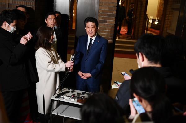 2020年3月24日，日本首相安倍晉三在東京都首相官邸前向新聞界發表講話。