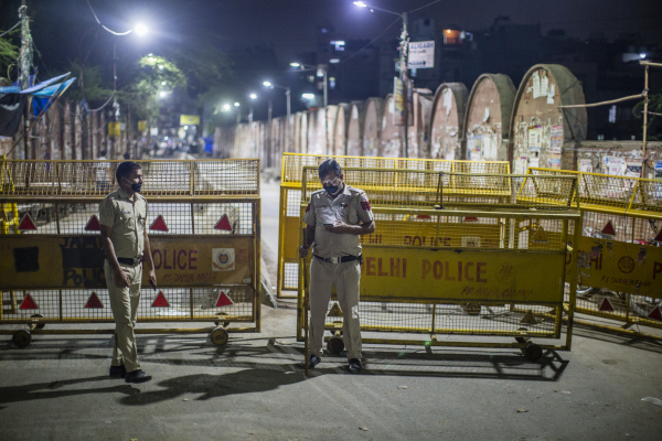 2020年3月24日，印度下达全国封锁令后，警察在空无一人的商业中心守卫。