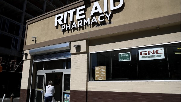 12家美国连锁药店协会（NACDS）致函白宫，提出系列建议，以扩大药剂师的作用，放宽限制以让他们为患者提供医疗护理服务。图为美国第三大连锁药房来德爱（Rite Aid）。（图片来源：Justin Sullivan/Getty Images）