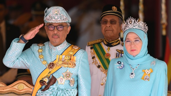 馬來西亞國家王宮今日聲明表示，王宮內已受到中共病毒侵襲，已有7名王宮職員確診中共肺炎，馬來西亞國王夫婦也從昨天起接受自我隔離14天。