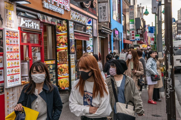 2020年3月27日，日本東京某購物街上的行人。