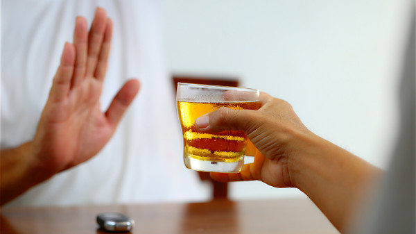 坚持不喝酒，才能防止酒精带来的损伤，而诱发疾病或癌症。
