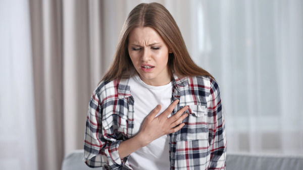 建议若有胸部闷痛、容易喘等疑似症状时，可进一步就医检查。