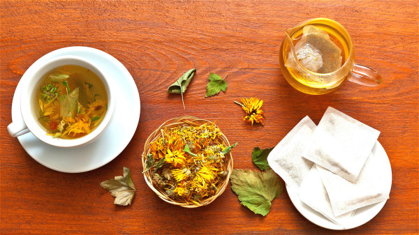 绿茶清热解毒、消食解腻，菊花平肝明目，平时常饮这类茶水也有益养肝。