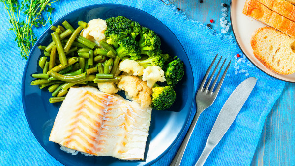 简易衡量7公克优质蛋白质的食物，大约如1个手掌大小的鱼肉。
