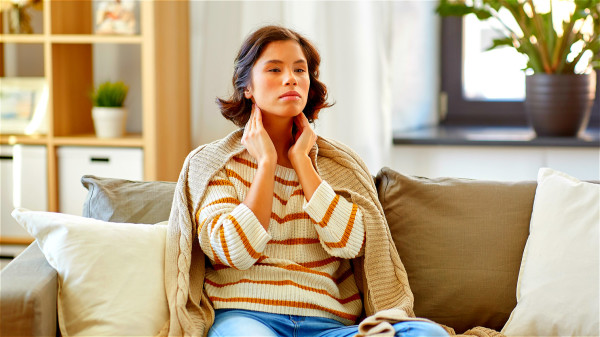 湿气稍重时会感觉咽喉肿痛、胸闷乏力、体态困乏等。