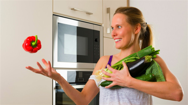 微波蔬菜的水溶性营养素反而比氽烫、水煮的料理方法保留更多。