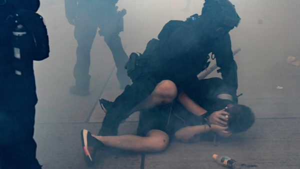 香港警察在反送中運動期間拘捕了七千多人，有抗爭者被還押超過半年。（圖片來源：Anthony Kwan / Getty Images ）