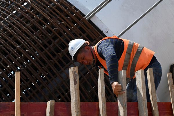 2020年2月24日，中國工人在斯里蘭卡的一處建築工地上工作。受到疫情影響，一帶一路的許多項目都陷入停滯。