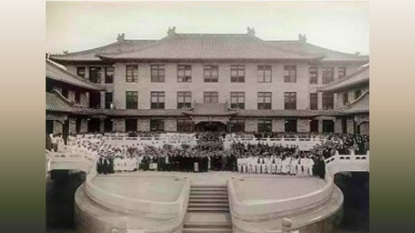 1921年在协和西门拍摄的由洛克菲勒家族创办的北京协和医学院开院大合影。
