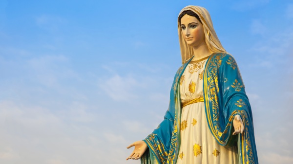 信徒们相信，圣母玛利亚现身空中来保护他们。