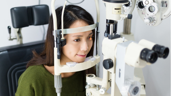 青光眼早期症状不明显，一旦确诊，视力已明显下降。