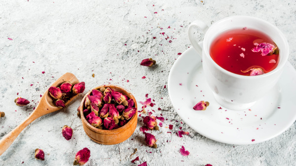 玫瑰花泡的茶，不仅养肝、安神，还可以帮助我们消除疲劳。