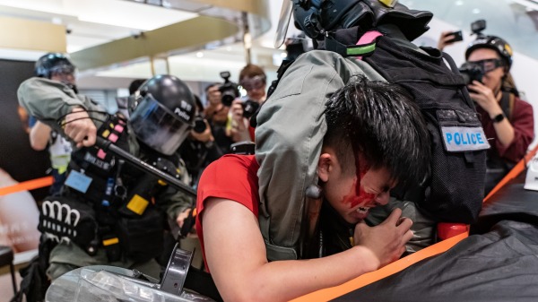图为2019年反送中期间，防暴警察暴力对待年轻人。（图片来源：Getty Images）