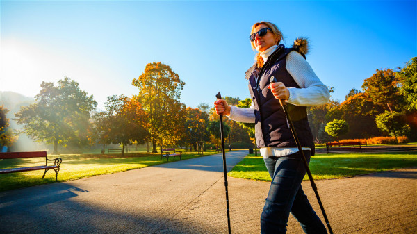 适当运动有益心脏健康，推荐大家最简单方便的养心活动——走路。