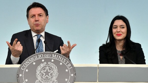 2020年3月4日舉行的部長會議上，義大利總理孔特和公共教育部長Lucia Azzolina在新聞發布會上發表了講話