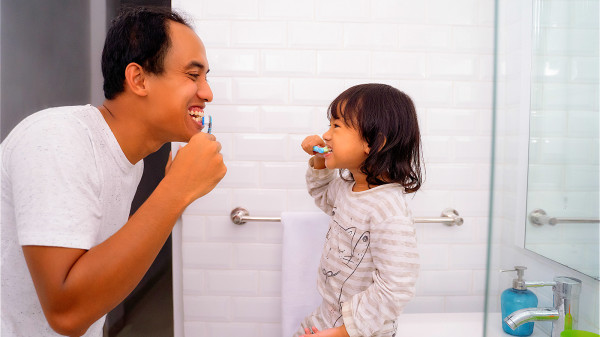 平常要做好口腔卫生，每天刷牙至少2次，舌头如有异常可能是生病了。