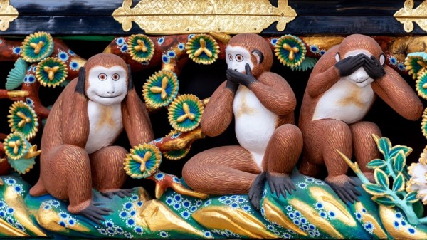 日本一座幕府時代的寺院裡，有一尊名為「三個智猴」的雕像。