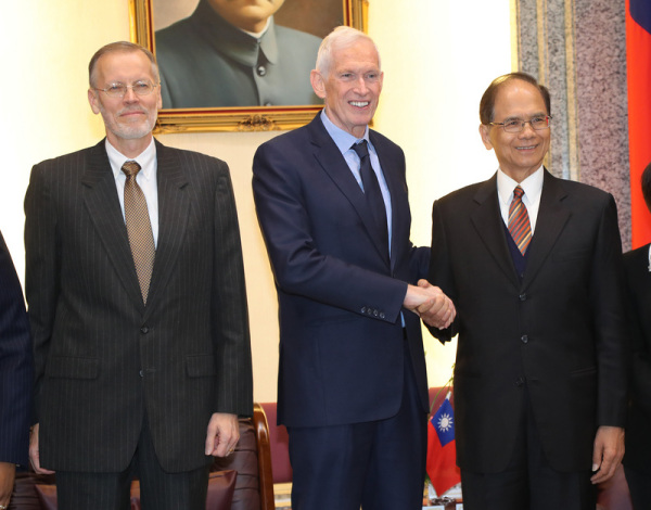 立法院長游錫堃5日上午在立法院接見美國在台協會（AIT）主席莫健等人。