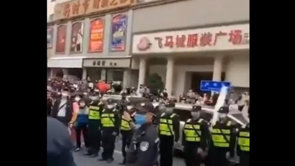 全國爆發抗議潮，圖為深圳飛馬城服裝廣場商家示威