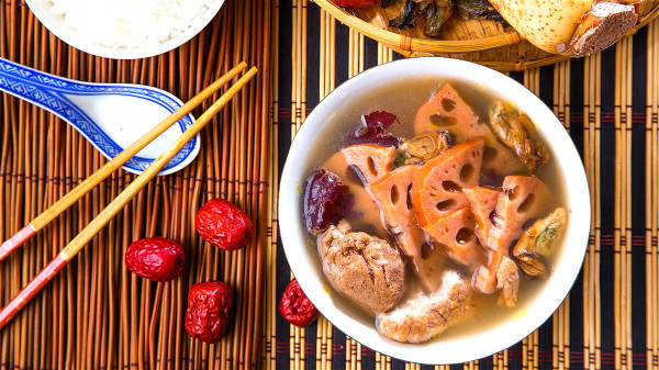许多家常蔬菜汤，就能很好的增强免疫力，推荐莲藕排骨汤、冬瓜蛤蛎汤等。