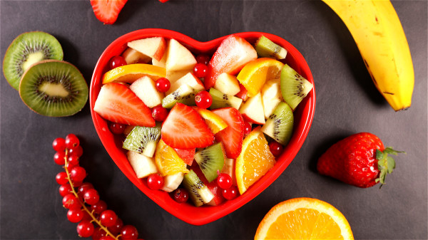 草莓、石榴、奇异果、柑橘类水果等维生素C含量高的水果，都很适合多加摄取。