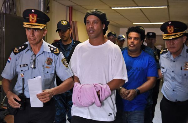 2020年3月7日，巴西退役足球運動員羅納迪諾在巴拉圭被捕。