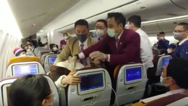 一中国女乘客因不满消毒等候时间太久，故意对空姐咳嗽，引起机组人员恐慌，最后被空少“锁喉”压制。
