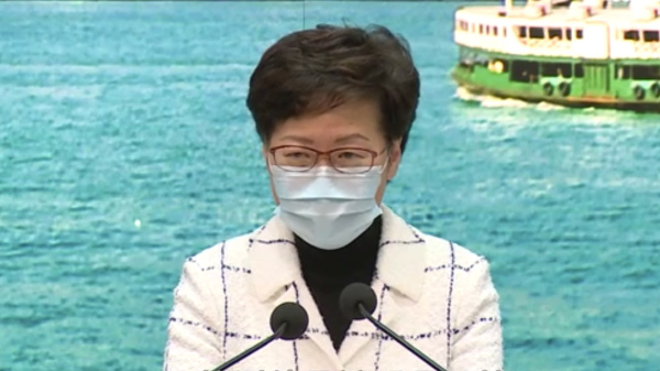 行政长官林郑月娥31日“变脸”赞扬医护人员是“抗疫英雄”。（图片来源：视频截图）