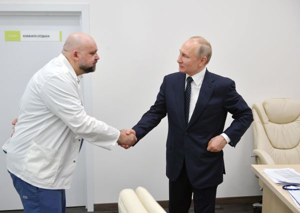 2020年3月24日，俄羅斯總統普京與普羅琴科會面時握手。