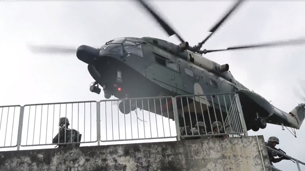 今年3月26日，大陆军队驻港部队才发布一条海空联合巡逻演习的影片，谁料数天后的30日即发生直升机坠毁事故。（图片来源：影片截图）