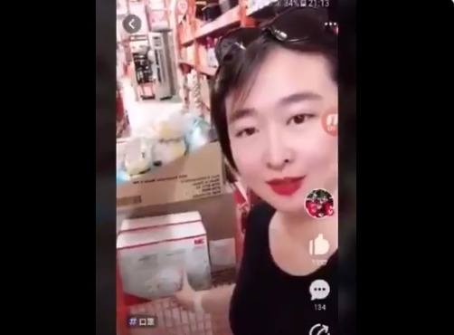 華人女子掃光各大商場的口罩，還說一點不給美國人留