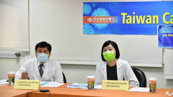林口长庚医院副院长赖琼慧（右）、(左)副院长邱政洵除分享台湾政府防疫措施，也分享医院如何安排患者动线。